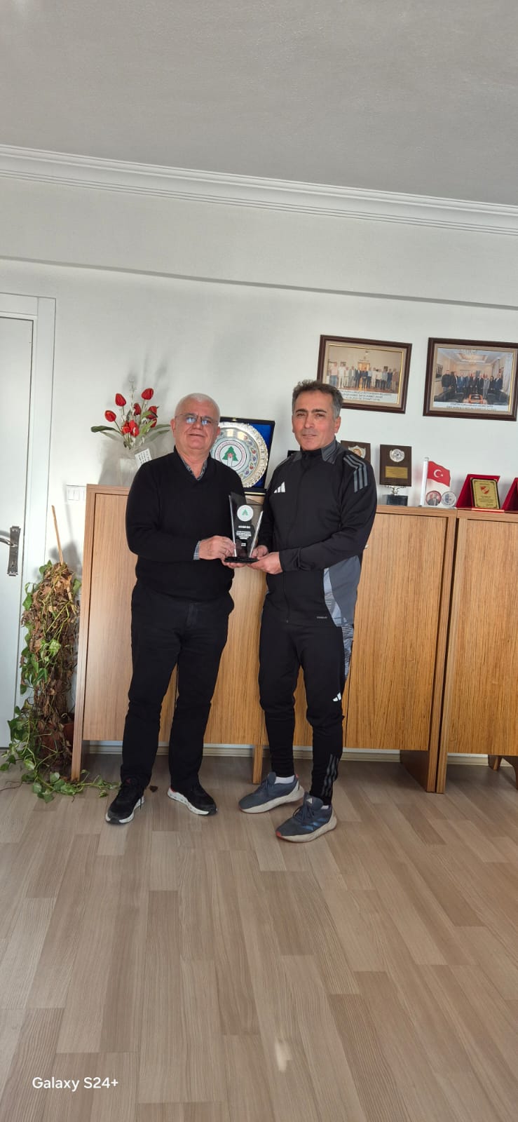  FUTBOL OKULLARI DENETİM VE TFF GENÇ MİLLİ TAKIMLAR İL SORUM. ÜMİT ÖZEN'E TEŞEKKÜR PLAKETİ VERİLDİ